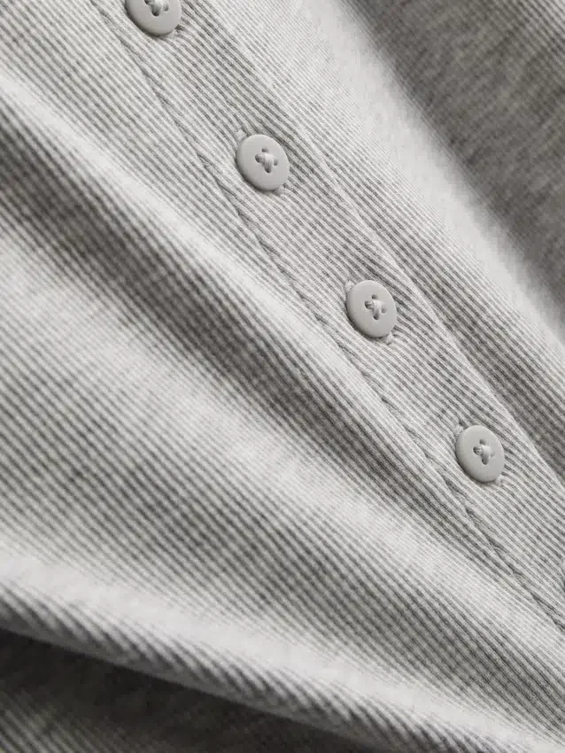 Camiseta sin mangas con botones, con alto contenido de algodón