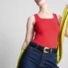 Camiseta sin mangas con cuello cuadrado