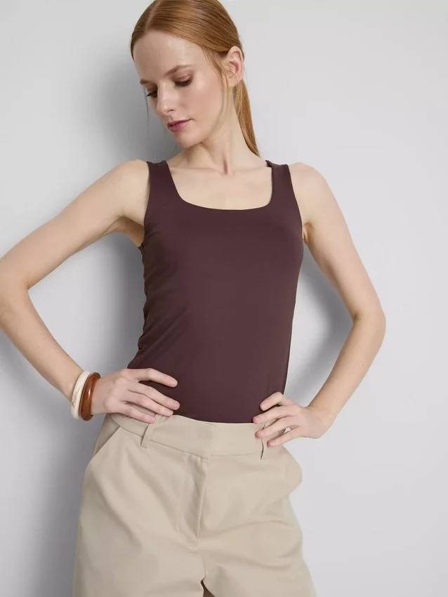 Camiseta sin mangas con cuello cuadrado