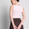 Camiseta sin mangas con cuello cuadrado
