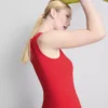 Camiseta sin mangas con cuello cuadrado