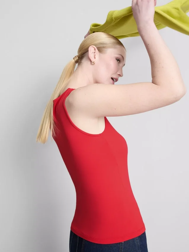 Camiseta sin mangas con cuello cuadrado