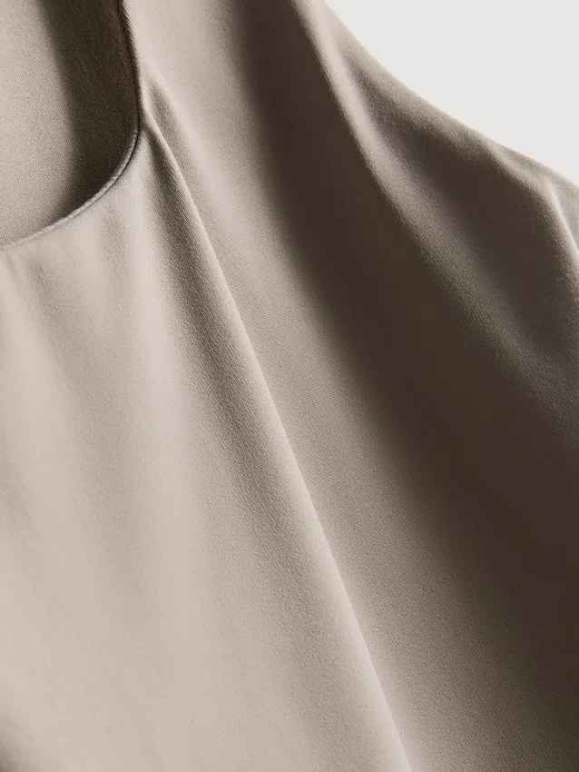 Camiseta sin mangas con cuello cuadrado