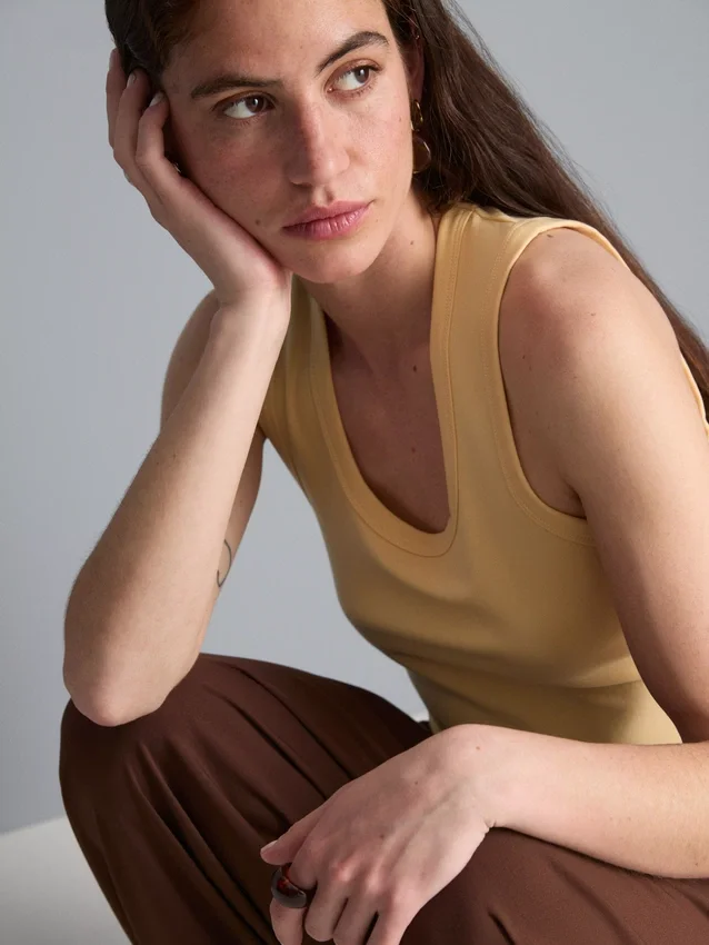 Camiseta sin mangas con cuello redondo y espalda nadadora