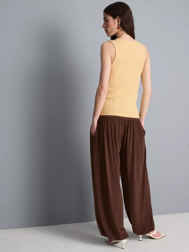 Camiseta sin mangas con cuello redondo y espalda nadadora