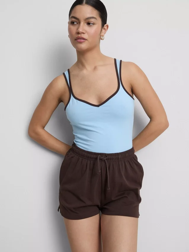 Camiseta sin mangas con escote corazón de alto contenido de algodón