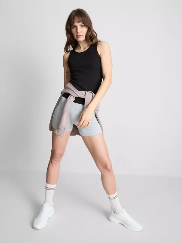 Camiseta sin mangas con espalda en forma de «U» y tejido acanalado, con alto contenido de algodón