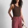 Camiseta sin mangas con espalda en forma de «U» y tejido acanalado con alto contenido de algodón