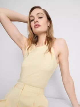 Camiseta sin mangas con espalda en forma de «U» y tejido acanalado con alto contenido de algodón
