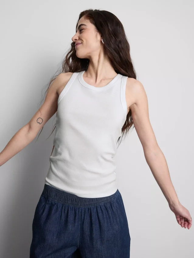Camiseta sin mangas con espalda en forma de «U» y tejido acanalado, con alto contenido de algodón