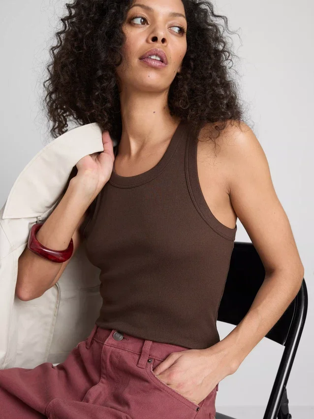 Camiseta sin mangas con espalda en forma de «U» y tejido acanalado con alto contenido de algodón