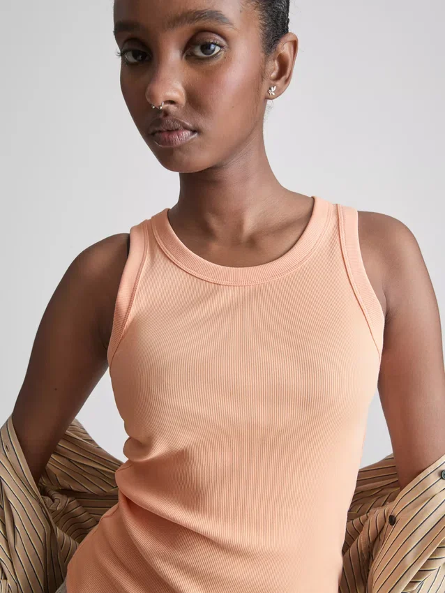 Camiseta sin mangas con espalda en forma de «U» y tejido acanalado con alto contenido de algodón