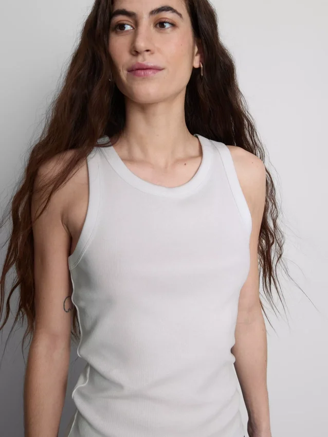 Camiseta sin mangas con espalda en forma de «U» y tejido acanalado, con alto contenido de algodón