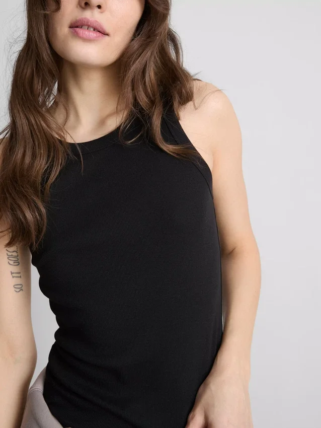 Camiseta sin mangas con espalda en forma de «U» y tejido acanalado, con alto contenido de algodón