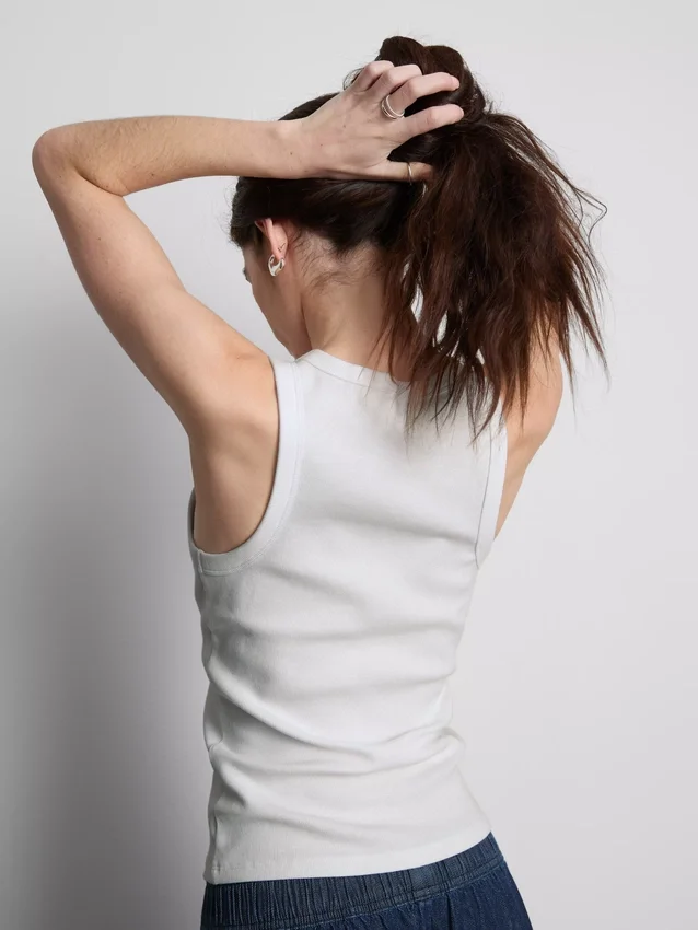 Camiseta sin mangas con espalda en forma de «U» y tejido acanalado, con alto contenido de algodón