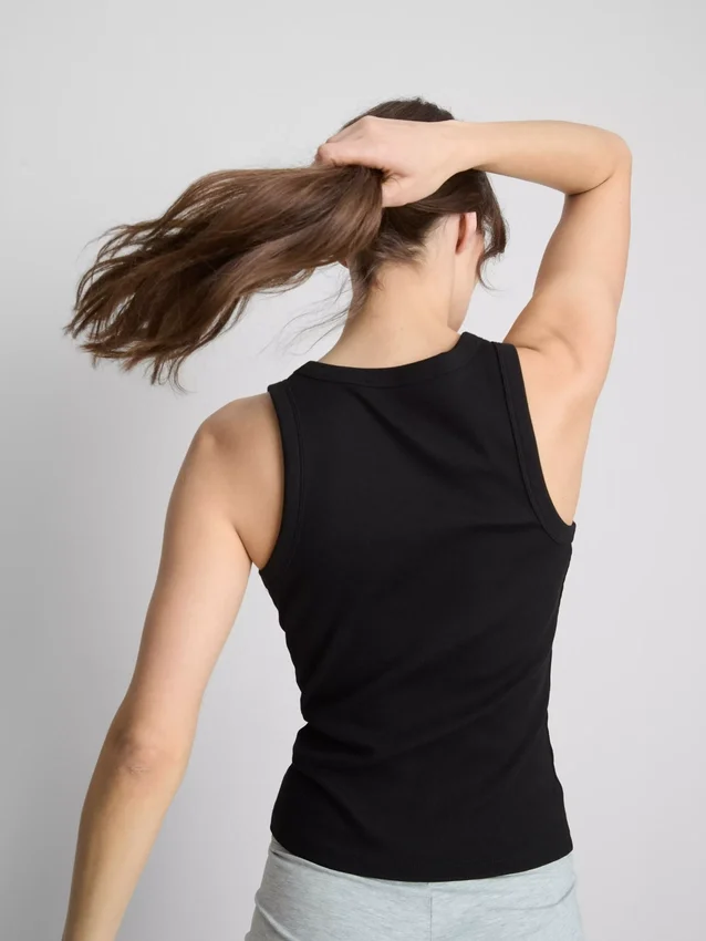 Camiseta sin mangas con espalda en forma de «U» y tejido acanalado, con alto contenido de algodón