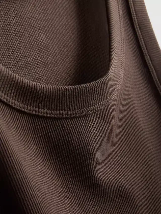 Camiseta sin mangas con espalda en forma de «U» y tejido acanalado con alto contenido de algodón