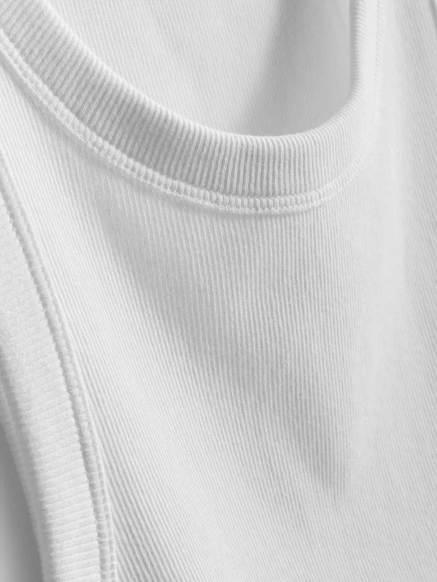 Camiseta sin mangas con espalda en forma de «U» y tejido acanalado, con alto contenido de algodón