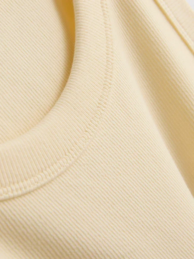 Camiseta sin mangas con espalda en forma de «U» y tejido acanalado con alto contenido de algodón