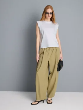 Camiseta sin mangas con hombreras acolchadas