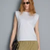 Camiseta sin mangas con hombreras acolchadas