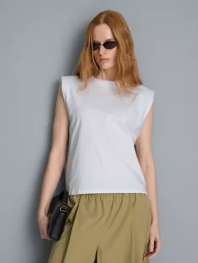 Camiseta sin mangas con hombreras acolchadas