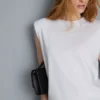 Camiseta sin mangas con hombreras acolchadas