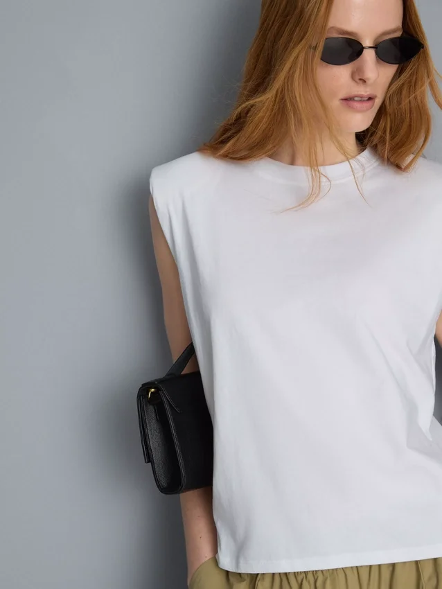 Camiseta sin mangas con hombreras acolchadas