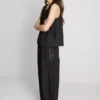 Camiseta sin mangas con inserto bordado