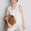 Camiseta sin mangas con inserto bordado