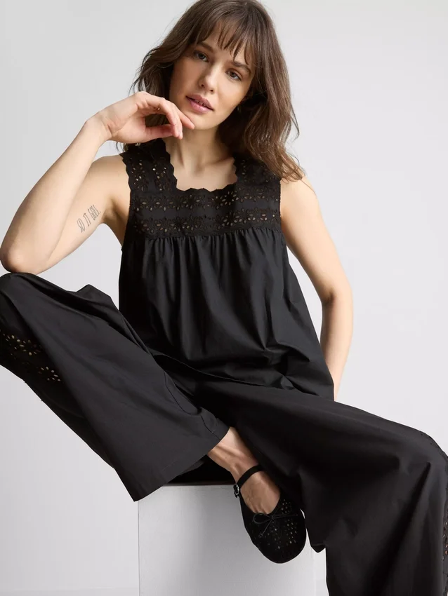 Camiseta sin mangas con inserto bordado
