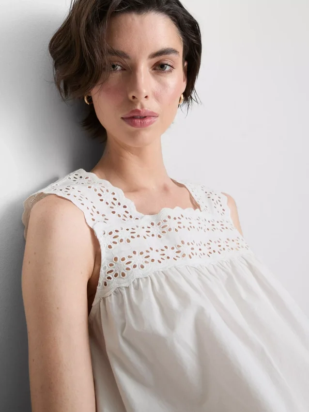 Camiseta sin mangas con inserto bordado
