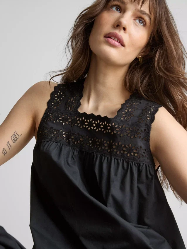Camiseta sin mangas con inserto bordado