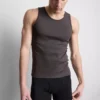 Camiseta sin mangas de corte ajustado con ribete