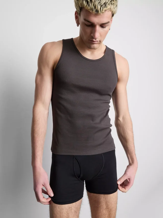 Camiseta sin mangas de corte ajustado con ribete
