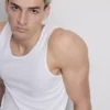 Camiseta sin mangas de corte ajustado con ribete