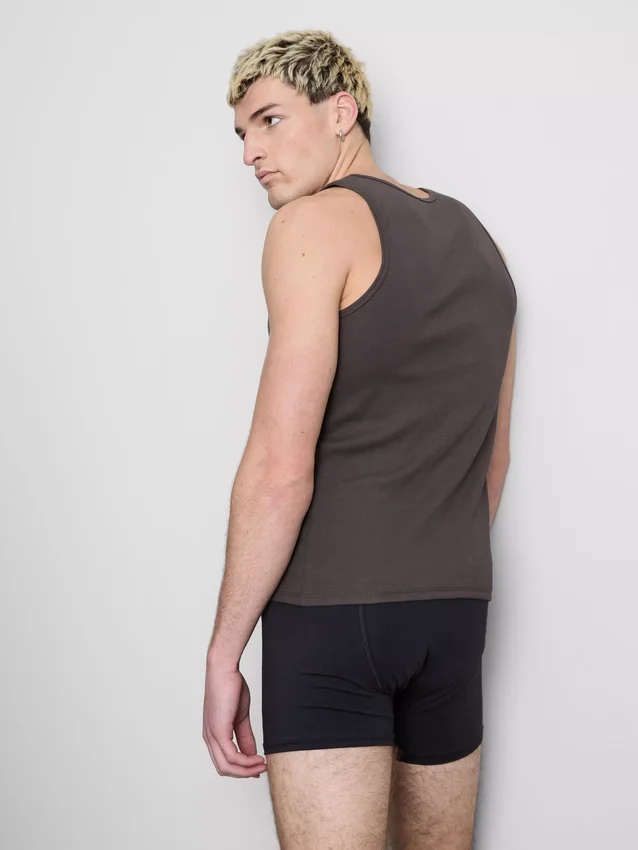 Camiseta sin mangas de corte ajustado con ribete