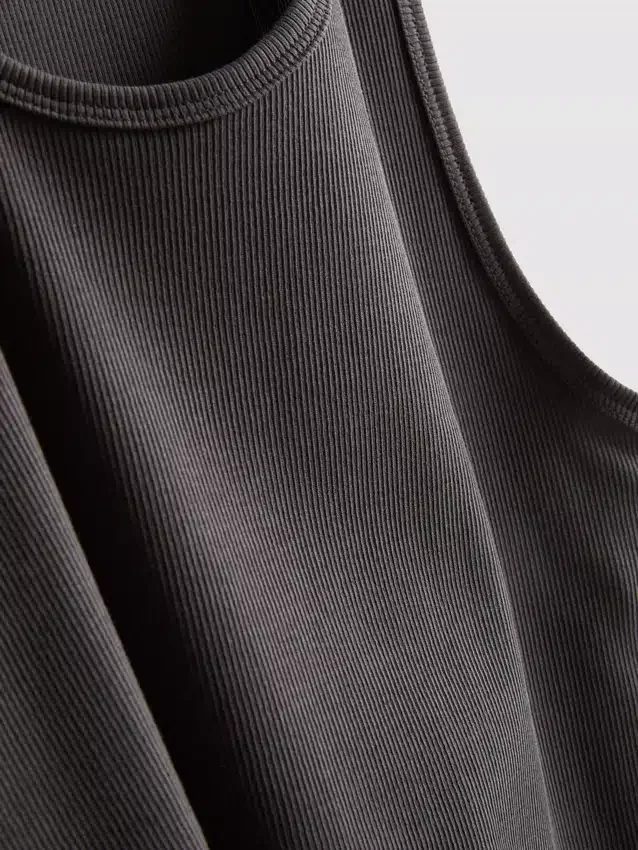 Camiseta sin mangas de corte ajustado con ribete