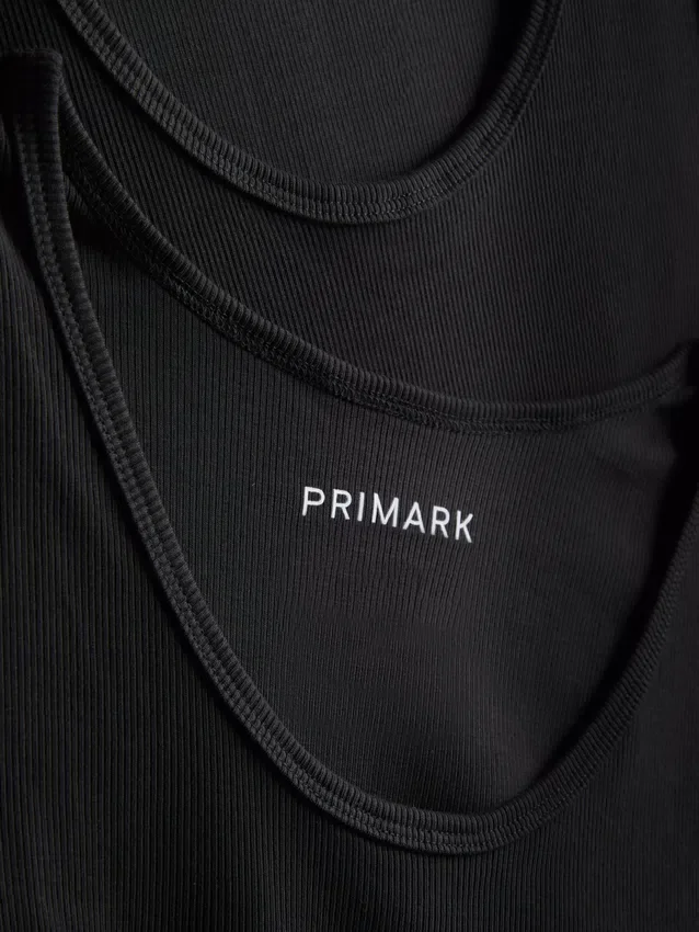 Camiseta sin mangas de corte ajustado con ribete