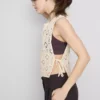 Camiseta sin mangas de crochet con lazo lateral