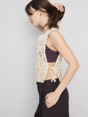 Camiseta sin mangas de crochet con lazo lateral