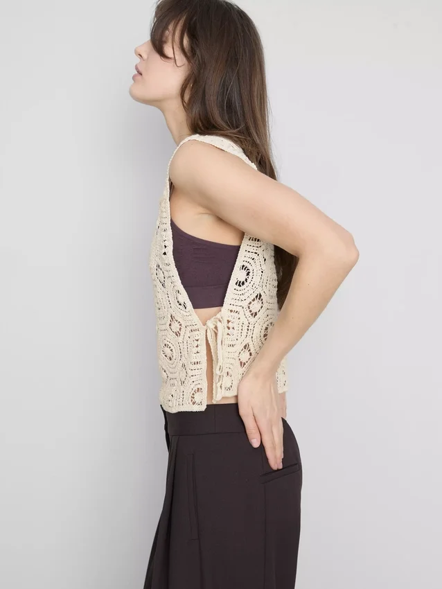Camiseta sin mangas de crochet con lazo lateral