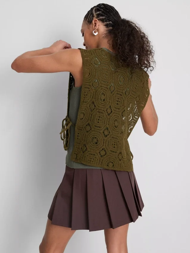 Camiseta sin mangas de crochet con lazo lateral