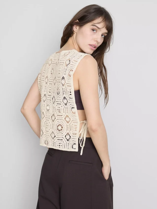 Camiseta sin mangas de crochet con lazo lateral