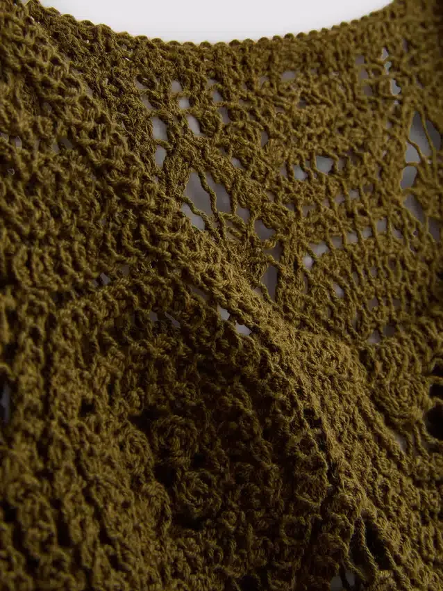 Camiseta sin mangas de crochet con lazo lateral