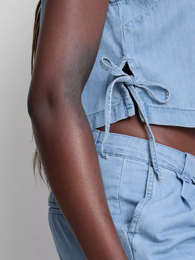 Camiseta sin mangas de mezclilla de algodón con lazos a los lados