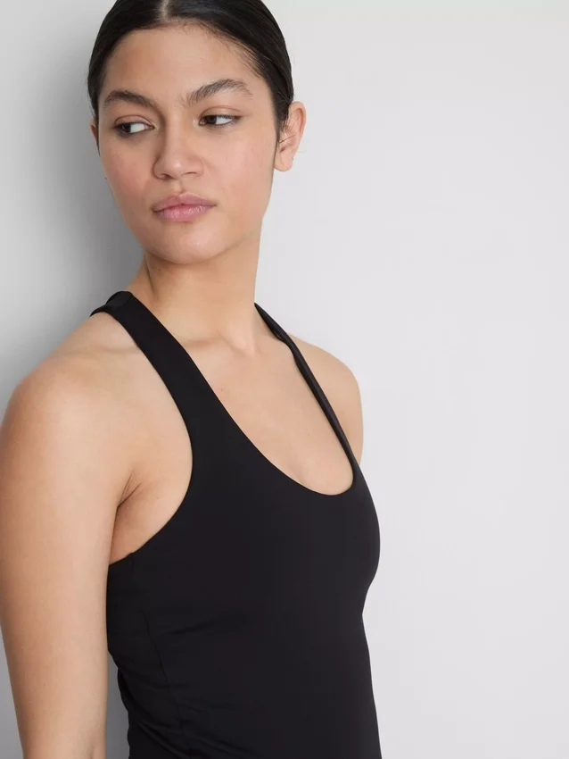 Camiseta sin mangas deportiva con cuello redondo