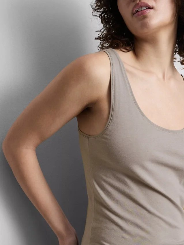 Camiseta sin mangas elástica con alto contenido de algodón
