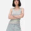 Camiseta sin mangas elástica con cuello redondo