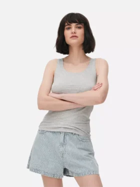Camiseta sin mangas elástica con cuello redondo